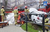 Szokujący wypadek koło Multiboxu w Głogowie. Auto przebiło barierki, potrąciło pieszego i wpadło na drogowy nasyp