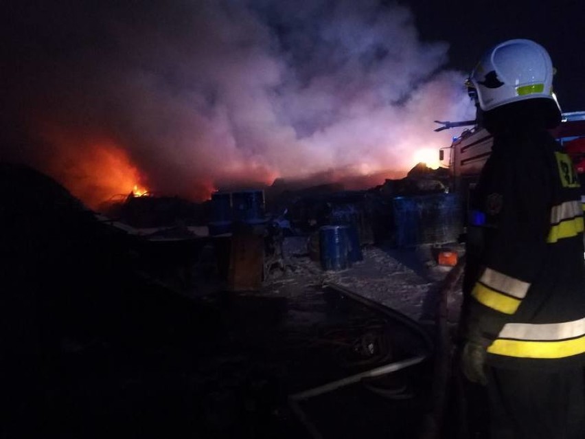 Tarnowskie Góry: Pożar złomowiska przy Cmentarnej [ZDJĘCIA i WIDEO]