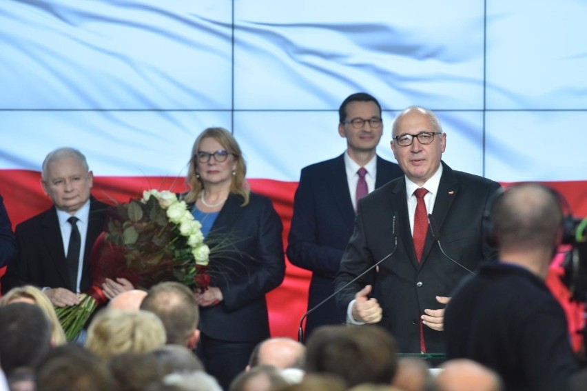 Wybory parlamentarne 2019. Wyniki: Relacja ze sztabu PiS ZDJĘCIA Jarosław Kaczyński: Zdołaliśmy wygrać mimo potężnego frontu przeciwko nam