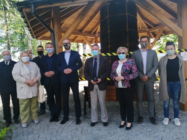 Porannym spacerem w gronie zaproszonych gości Andrzej Bolewski, miejski radny i prezes Spółdzielni Budownictwa „Sandomierz”  czwarty z prawej - otworzył w poniedziałek park przy ulicy Baczyńskiego w prawobrzeżnej części miasta.