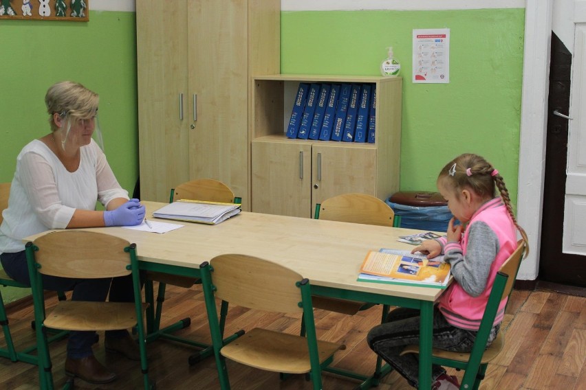 Rozpoczęły się zajęcia w lipnowskich szkołach i przedszkolach. Nauczyciele w przyłbicach