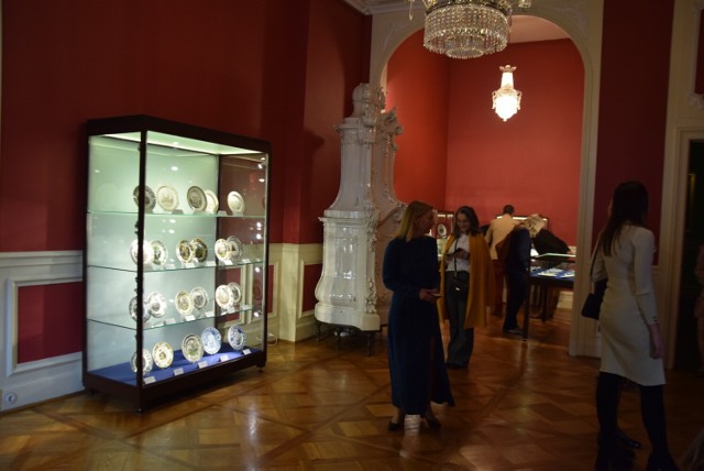 Europejski fajans delikatny z XIX w.  - wystawa w zamku pszczyńskim