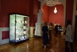Europejski fajans delikatny z XIX w. w Muzeum Zamkowym w Pszczynie.  Zobaczcie zdjęcia