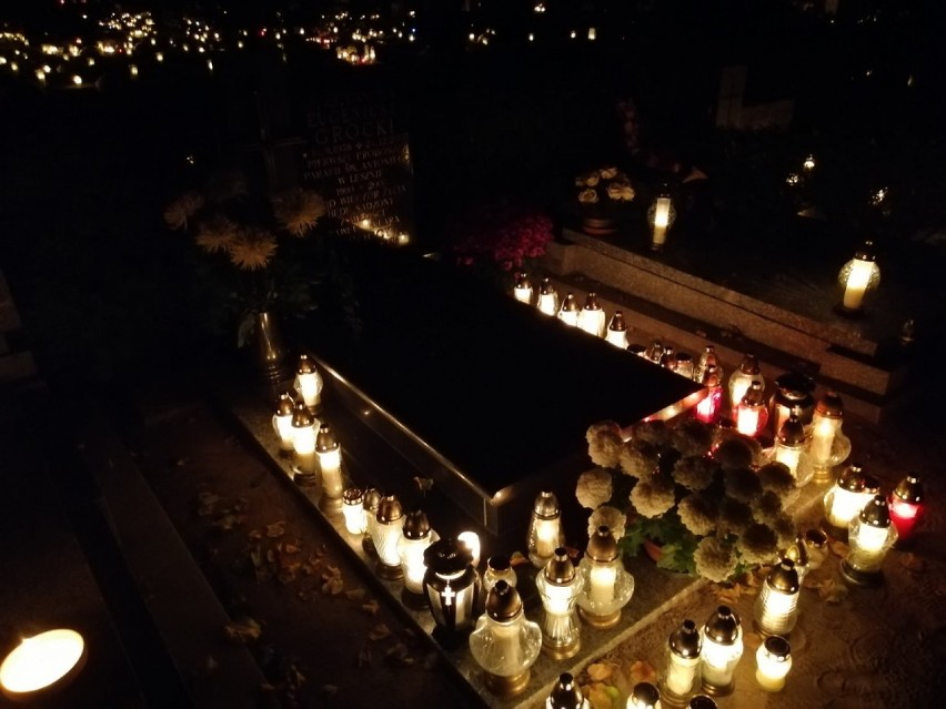 Cmentarz przy ul. Kąkolewskiej w Lesznie wieczorem