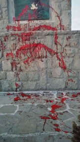 Bielsko-Biała. Ktoś oblał krzyż na Trzech Lipkach czerwoną farbą. Policja szuka sprawców