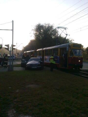 Wypadek na Woronicza: Samochód wjechał w tramwaj (ZDJĘCIA)