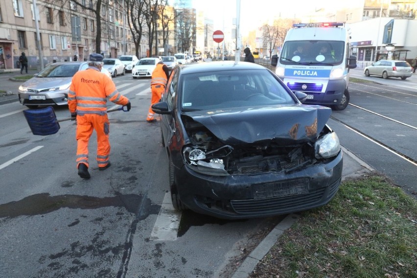 Wrocław. Trzy samochody zderzyły się na ulicy Piłsudskiego. Dwie osoby ranne [ZDJĘCIA]