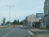 Przebudowa drogi 713 przez Tomaszów. Rondo Dmowskiego częściowo otwarte, ale autobusy MZK jeszcze nie wracają na stałe trasy