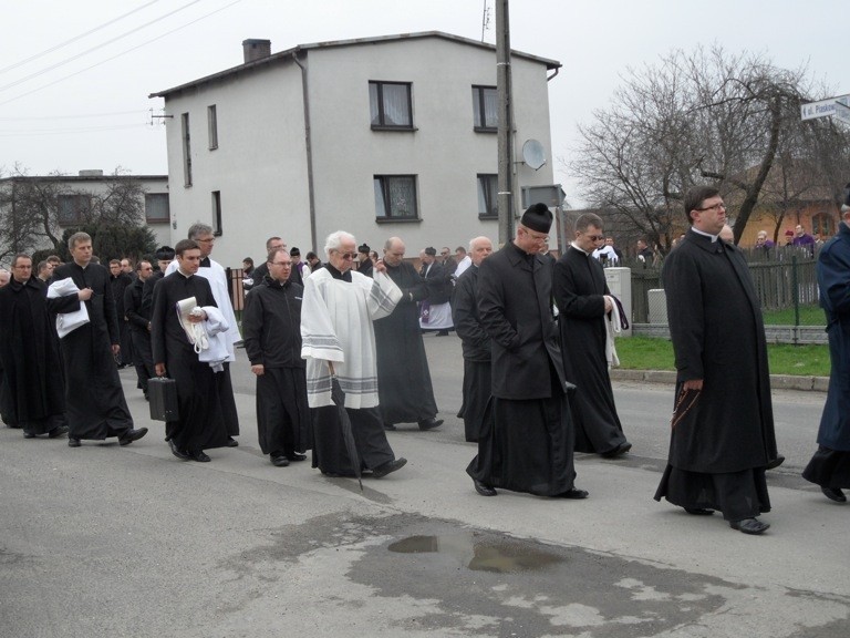 Rusinowice: Pogrzeb ks. Damiana Kominka [ZDJĘCIA]. Duszpasterza żegnały tłumy wiernych