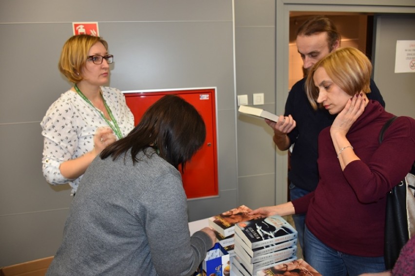 . Pisarz Janusz Leon Wiśniewski gościł w chełmskiej bibliotece