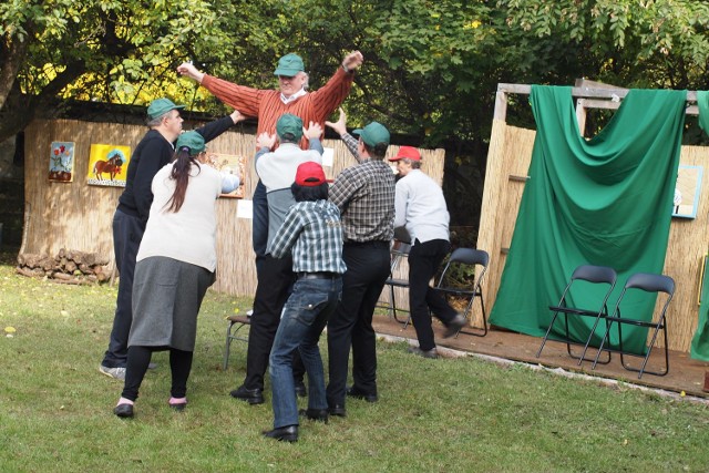 "Dom Anki" zaprosił na piknik z artystyczną nutą. Przed gośćmi i uczestnikami zajęć wystąpił teatr Wentylator.