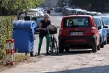 Oleandry: Zniszczona ścieżka rowerowa, brak znaków i parkujące auta [zdjęcia]