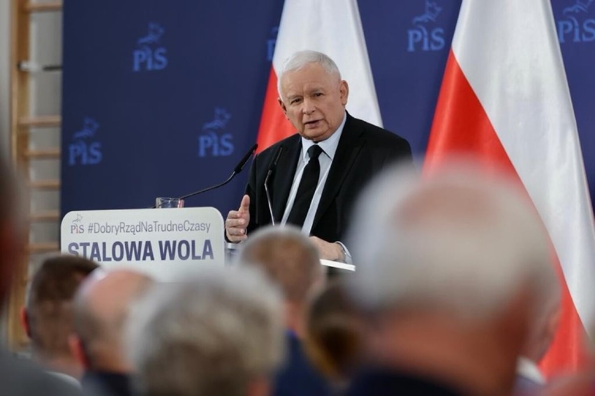 Kulisy pobytu prezesa Prawa i Sprawiedliwości Jarosława Kaczyńskiego w Stalowej Woli. Kto zasiadł na scenie? Zobaczcie zdjęcia