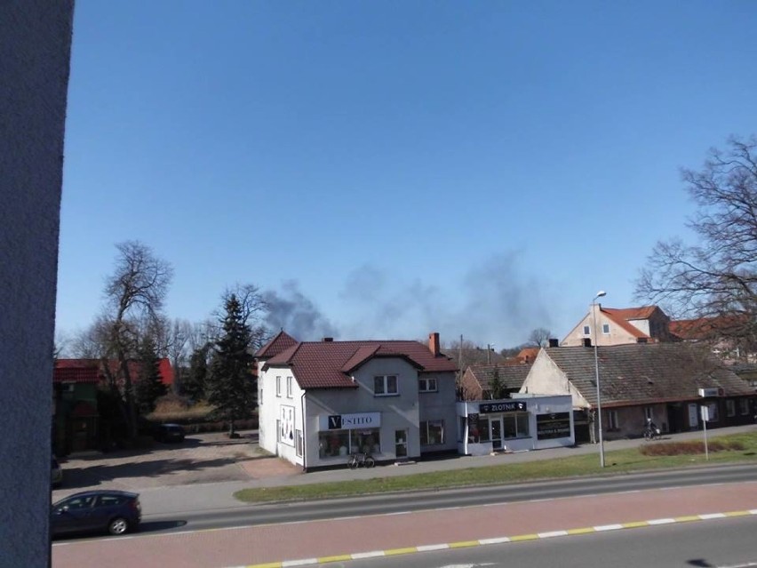 Pożar zauważono około godz. 15.00. Płonęły opony na...