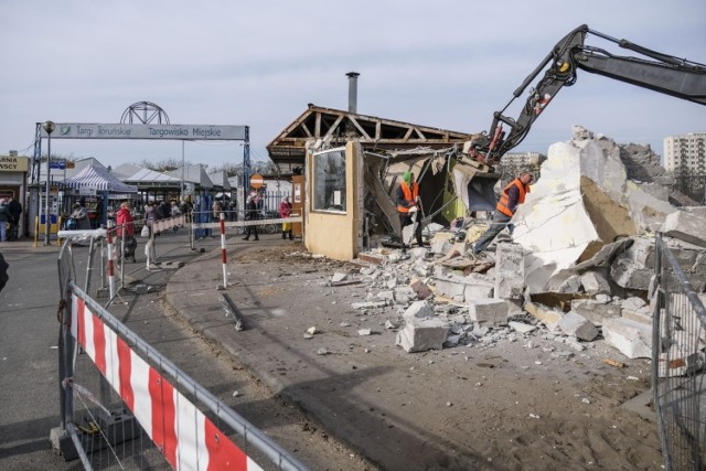 Wyburzanie cukierni przed wejściem na targowisko od Szosy Chełmińskiej