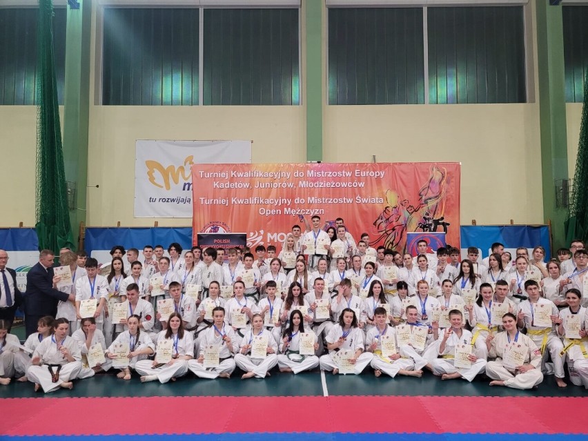 W kwalifikacjach udział wzięło 239 najlepszych karateków z...