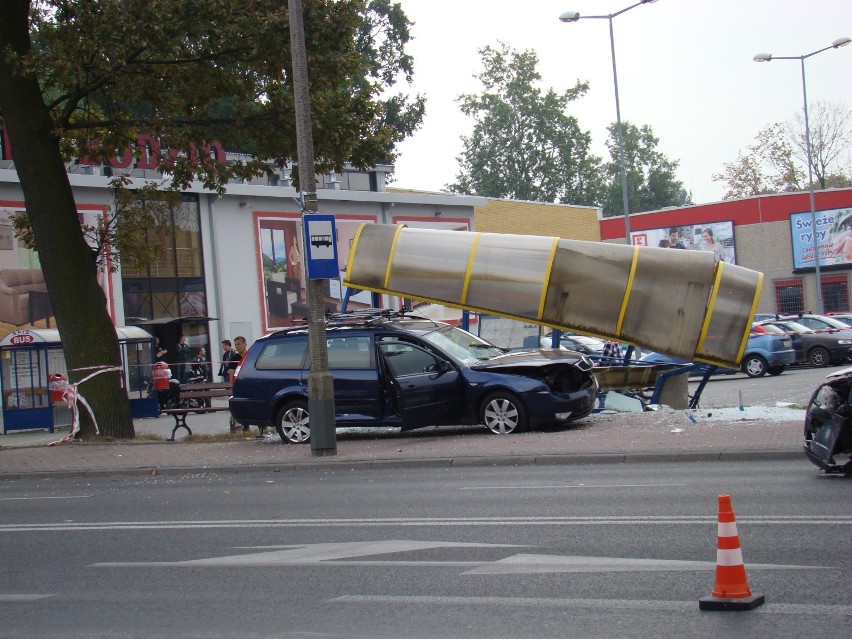 W Puławach kierowca forda wjechał w grupkę ludzi czekających...