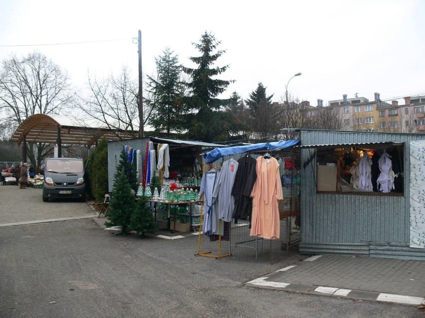 Obecnie kupcy handlują na parkingu przy ulicy Słowackiego. W...
