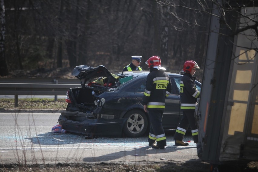 Wypadek w Sosnowcu. Karambol przy Makro - zderzenie tirów i osobówek [ZDJĘCIA]. Są ranni