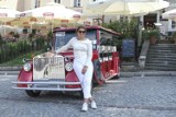Sandomierz kusi turystów wycieczkami super autami w stylu retro z pięknymi dziewczynami za kierownicą [ZDJĘCIA]