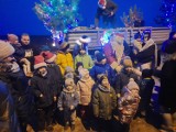 Święty Mikołaj odwiedził najmłodszych mieszkańców Lucin. Kolorowy zaprzęg dotarł we wszystkie zakątki miejscowości [zdjęcia] 