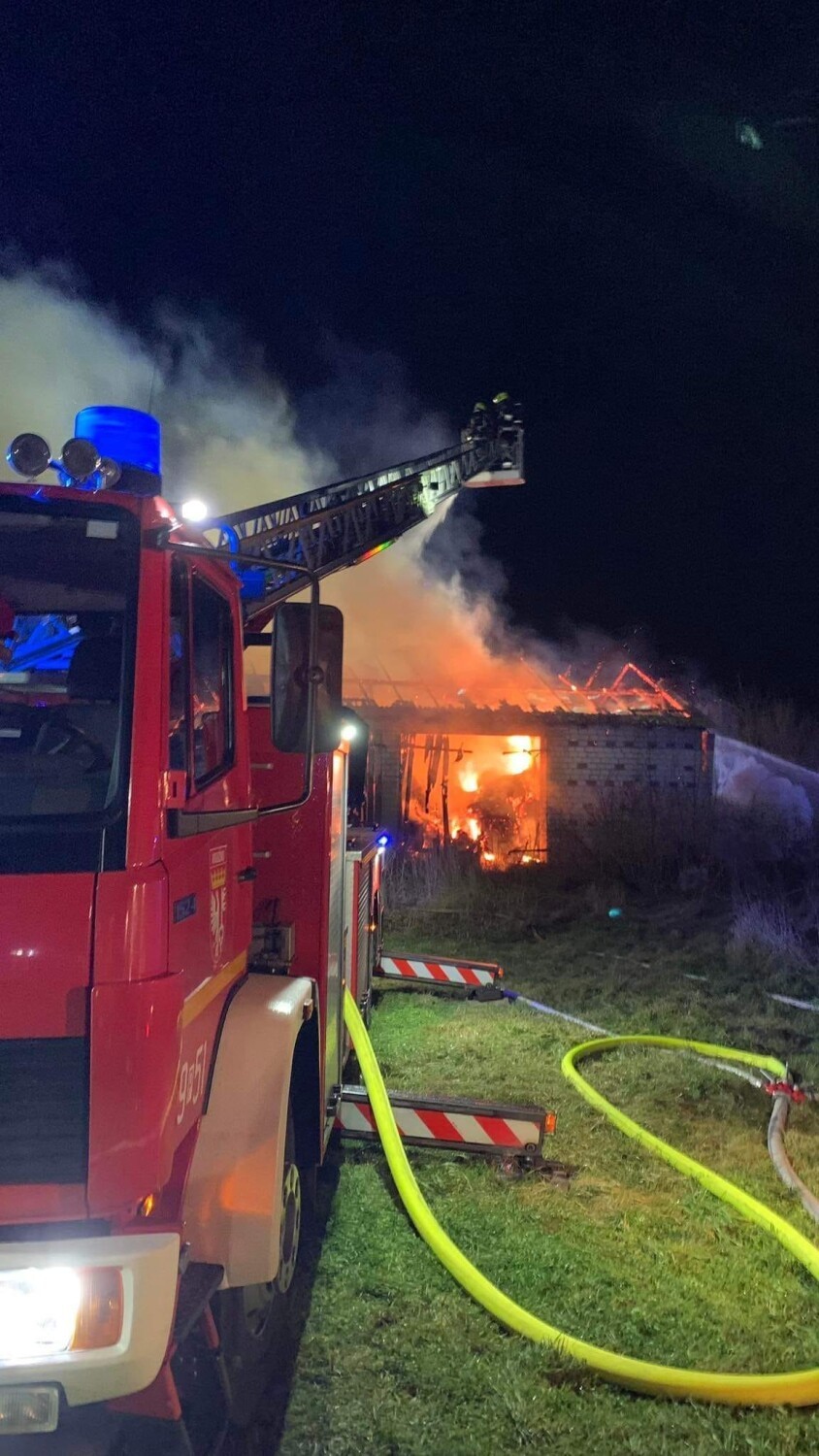Pożar stodoły w Owieczkach. W akcji wzięło udział 14 zastępów straży pożarnej [ZDJĘCIA]