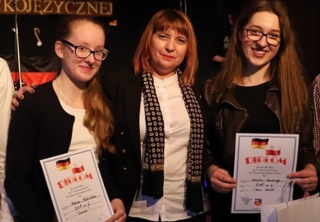 Zwyciężczynie konkursu Maria Balińska i Natalia Waszczyk z wręczającą nagrody członkinią zarządu powiatu Dorotą Dudą