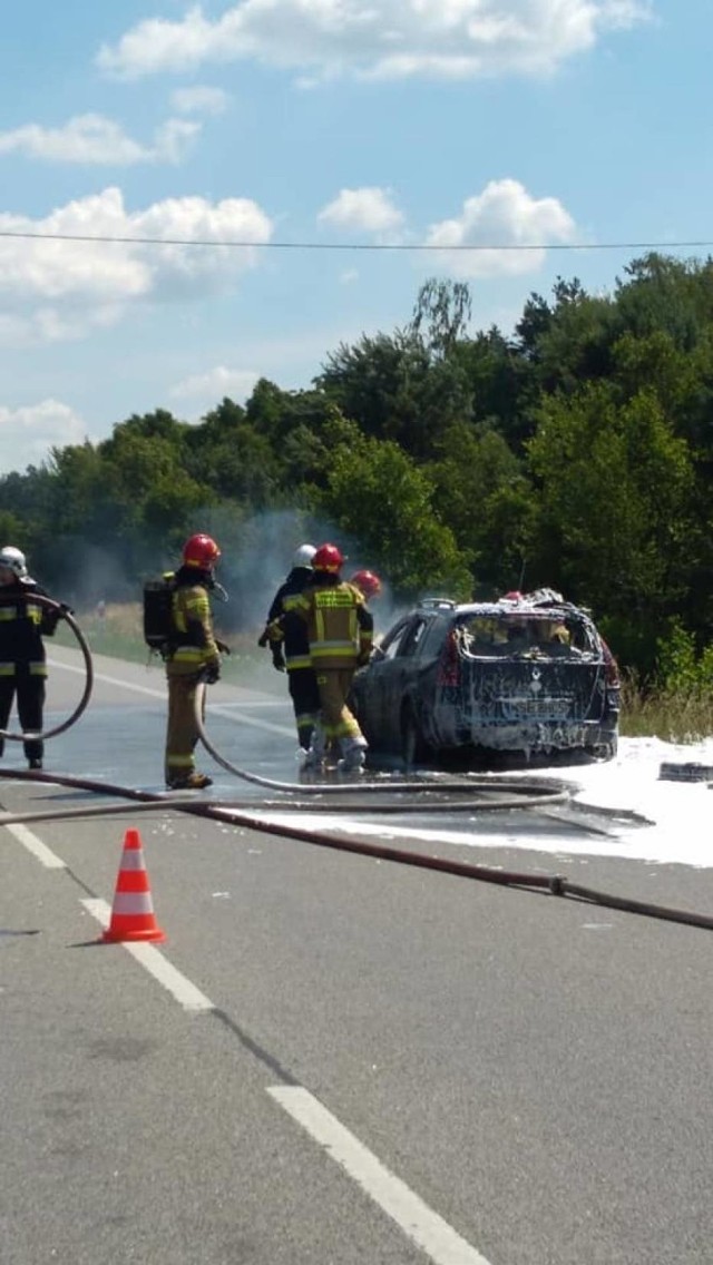 To strażacy są zazwyczaj pierwsi na miejscu zdarzenia. I nie tylko przy pożarach. Udzielają pomocy poszkodowanym w wypadkach drogowych, tonącym, ratują zwierzęta w opałach, usuwają skutki gwałtownych zjawisk pogodowych i katastrof, angażują się w walkę z pandemią. Oprócz tego nieustannie się szkolą, ćwiczą i edukują społeczeństwo. Zobaczcie galerię zdjęć strażaków z Lipno i okolic w akcjach!