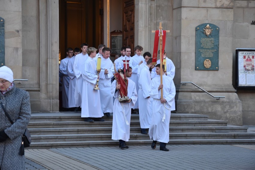 Gorlice. Rezurekcja w bazylice pw. Narodzenia Najświętszej Maryi Panny. Mszy przewodniczył ks. Stanisław Ruszel [ZDJĘCIA]