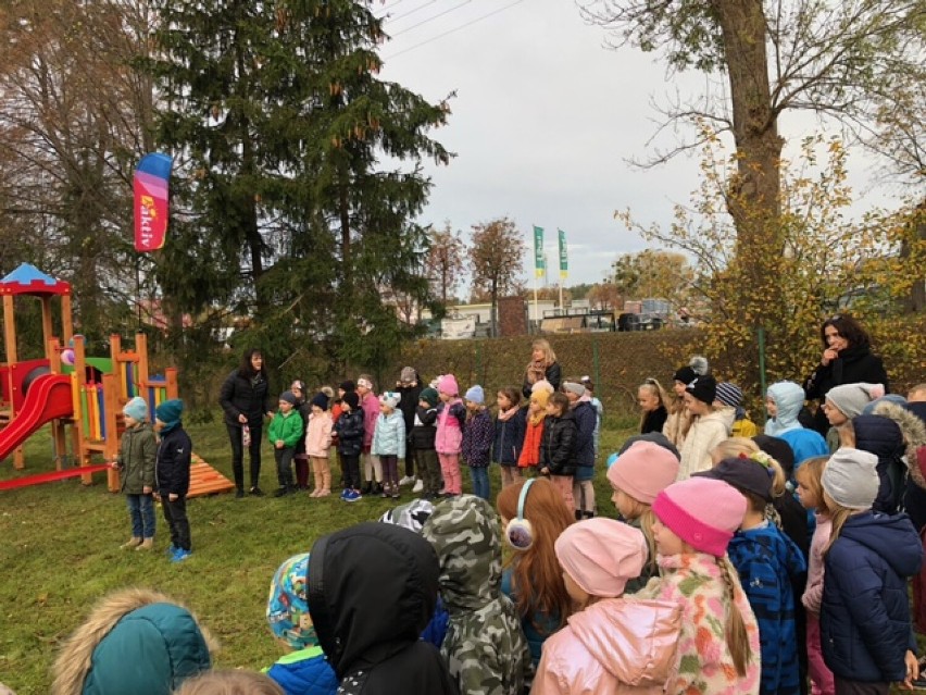 Najmłodsi uczniowie "szóstki" bardzo się cieszą z nowego...