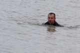Żołnierz w mundurze przepłynął zbiornik retencyjny na rzece Małoszówce w Kazimierzy Wielkiej. To nawiązanie do wydarzeń sprzed 78 lat