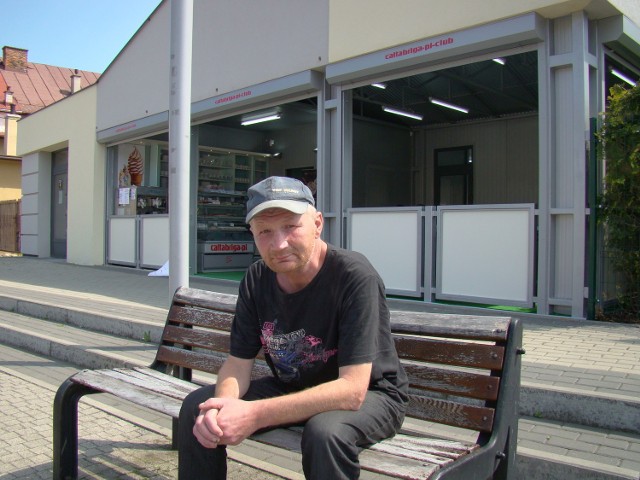 Paweł Borowski mieszka w Andrychowie, ale jest od dwóch lat bezrobotny. To, że nie ma stałej pracy wyklucza go z grona klientów cukierni Cattabriga działającej przy placu Mickiewicza