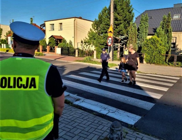 Ważne jest, aby kierowca pojazdu oraz pieszy w rejonie przejść dla pieszych nawiązali ze sobą kontakt wzrokowy. Gest w postaci pomachania ręką do kierowcy i nawiązanie z nim kontaktu wzrokowego, może wpłynąć na bezpieczne przejście przez jezdnię.