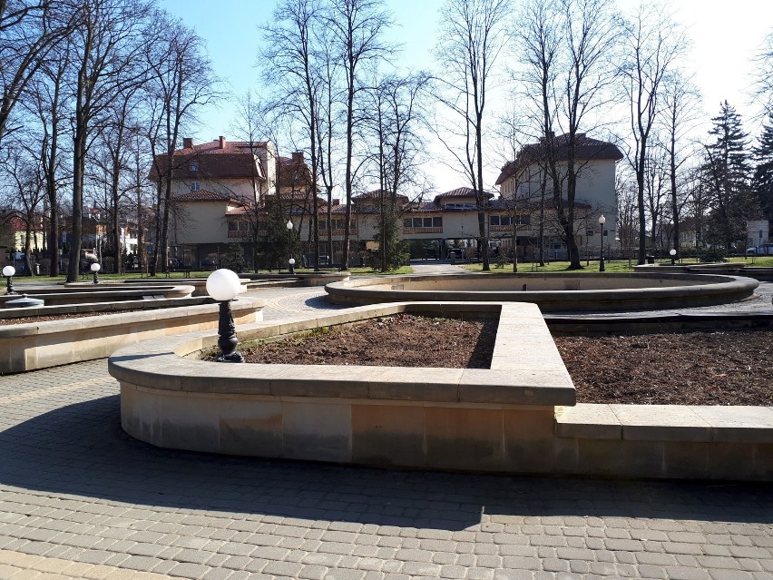 Trudno się przyzwyczaić do widoku fontanny w Parku Miejskim...