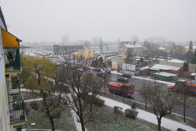 W Kaliszu spadł śnieg. Zobacz, jak wygląda przykryte cienką białą pokrywą osiedle Serbinów