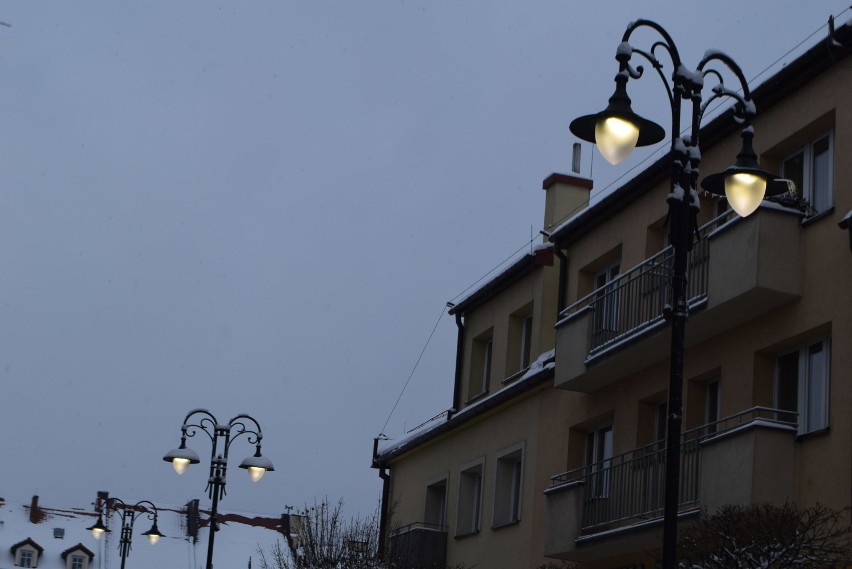 Latarnie w centrum Żor są oświetlone w południe. Dlaczego? Jest odpowiedź urzędników