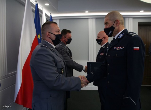 W Warszawie podczas centralnych obchodów Święta Policji Komendant Główny Policji wręczył nagrody laureatom ogólnopolskiego konkursu „Policjant, który mi pomógł”. jednym z laureatów został nowosolanin.