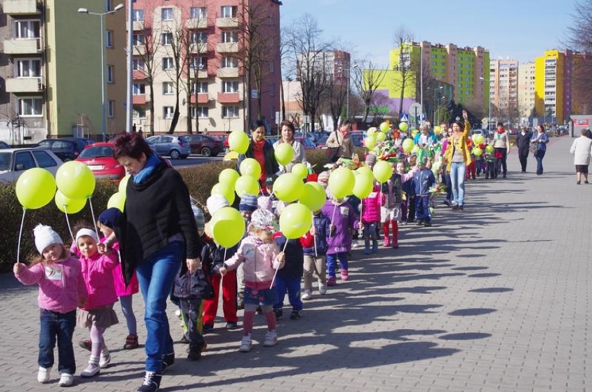 Wiosenne przedszkole w Oświęcimiu. Maluchy z "piętnastki" w poszukiwaniu wiosny
