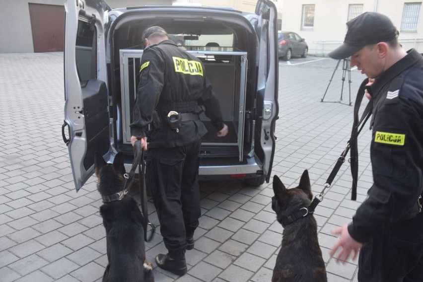 Policja otrzymała nowy samochód oraz psa tropiącego