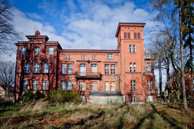 Hotel pod Dzikowcem i była szkoła górnicza w Boguszowie-Gorcach czekają na właściciela