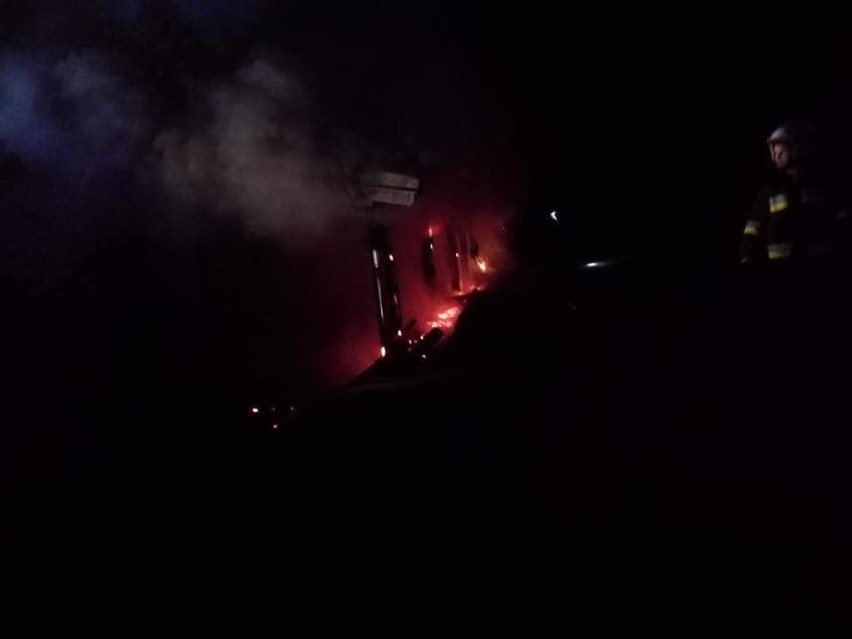 Nocna akcja w gminie Ryglice. Z pożarem walczyło kilka zastępów strażaków