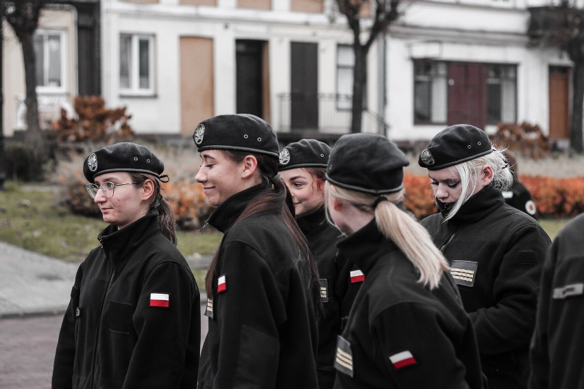 Ślubowanie kadetów klasy mundurowej Powiatowego Zespołu Szkół w Warcie. Uroczystość na Rynku. Było też podpisanie umowy i pokaz ZDJĘCIA