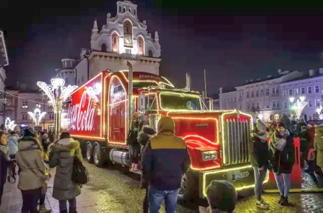 10 miastem, do którego w 2022 r. pojedzie świąteczna ciężarówka Coca-Coli będzie Rzeszów. Już wcześniej kilka razy ten niezwykły pojazd docierał do stolicy Podkarpacia (na zdjęciu)