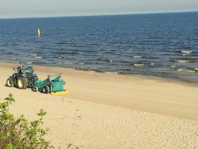 Powiat nowodworski. Maszyna do czyszczenia plaż w gminie Stegna i Sztutowo