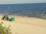 Powiat nowodworski. Specjalna maszyna czyści plaże w gminach Stegna i Sztutowo