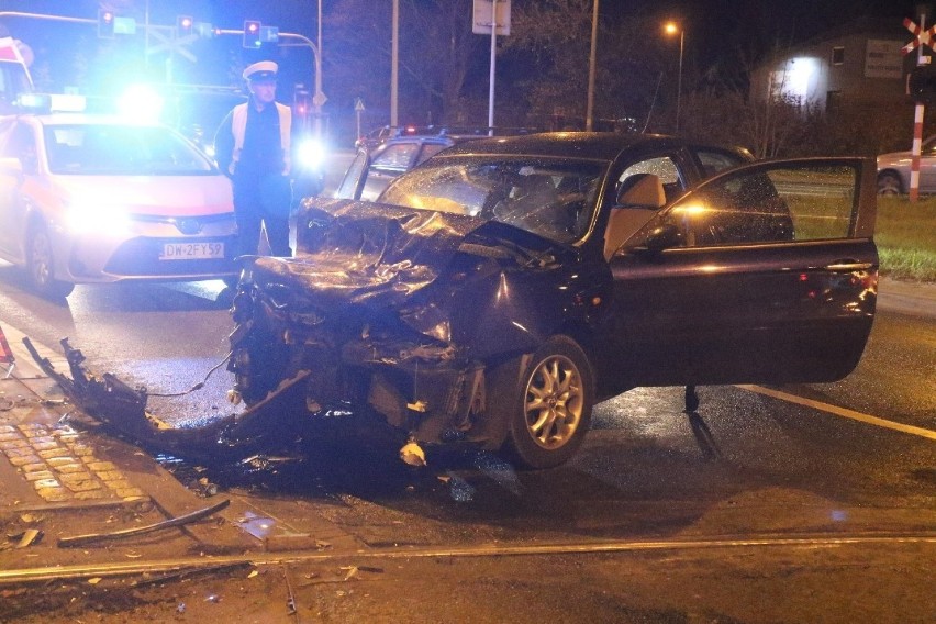 Poświętne. Wypadek tramwaju, motorniczy wymusił pierwszeństwo [ZDJĘCIA]