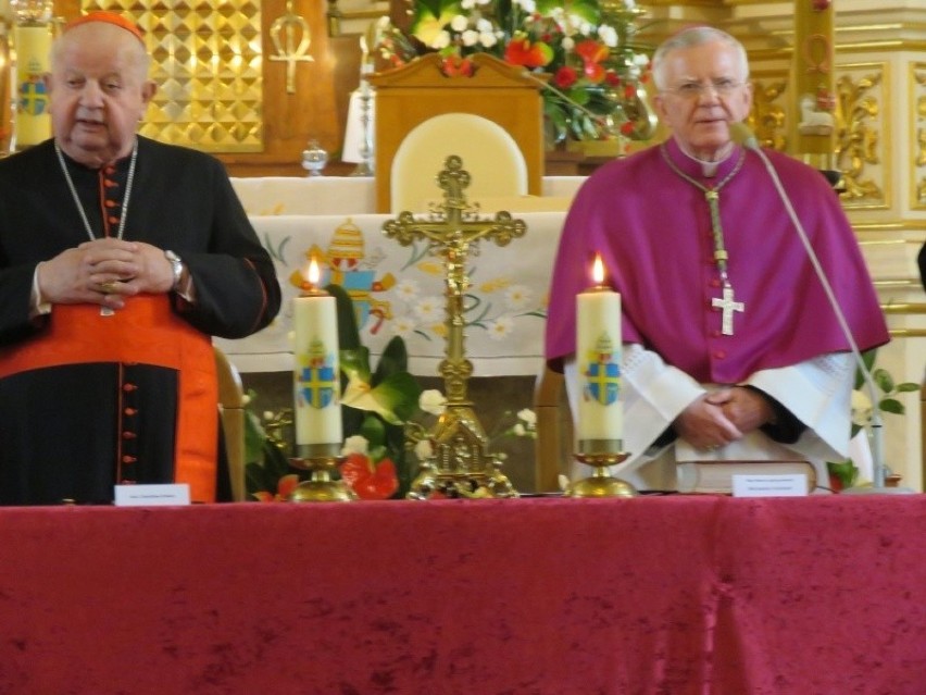 Kardynał Stanisław Dziwisz podczas uroczystości w papieskiej...