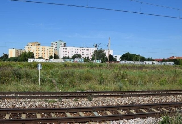 W tym miejscu ma być zbudowana kładka nad torami, przystankiem kolejowym i ważną w mieście drogą.