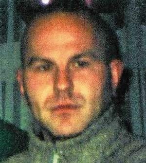 Poszukiwany przedstawia się jako Grzegorz Piotrowski, Piotr Kopyt lub Piotr Korczak.