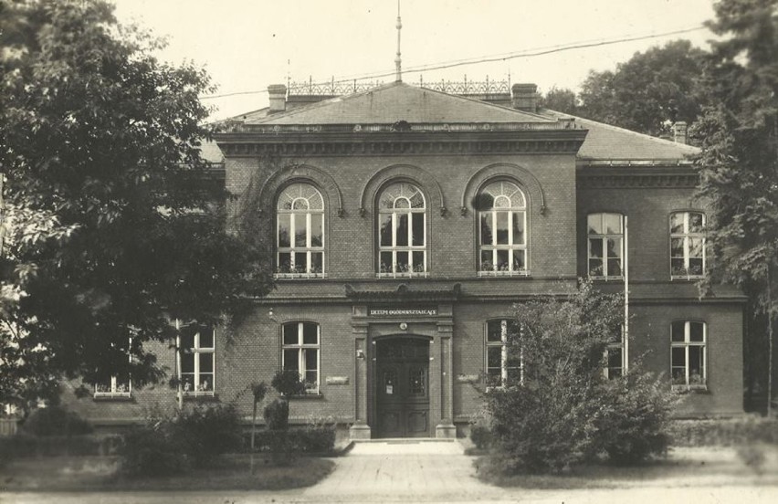 Grodziskie liceum, ówczesne Gimnazjum ofiarowano NSPJ w 1936...